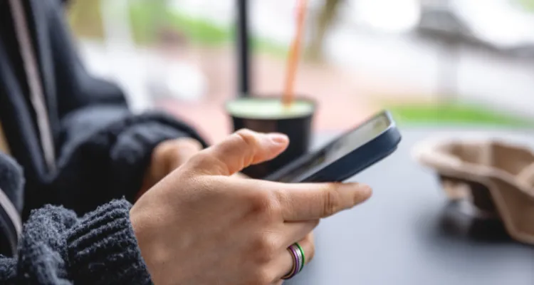 Persona comprobando la cobertura 5G en su móvil