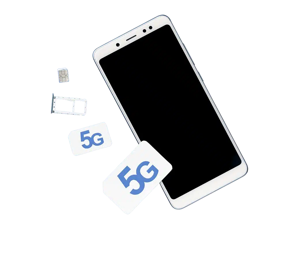 Persona consultando su móvil 5G en el escritorio