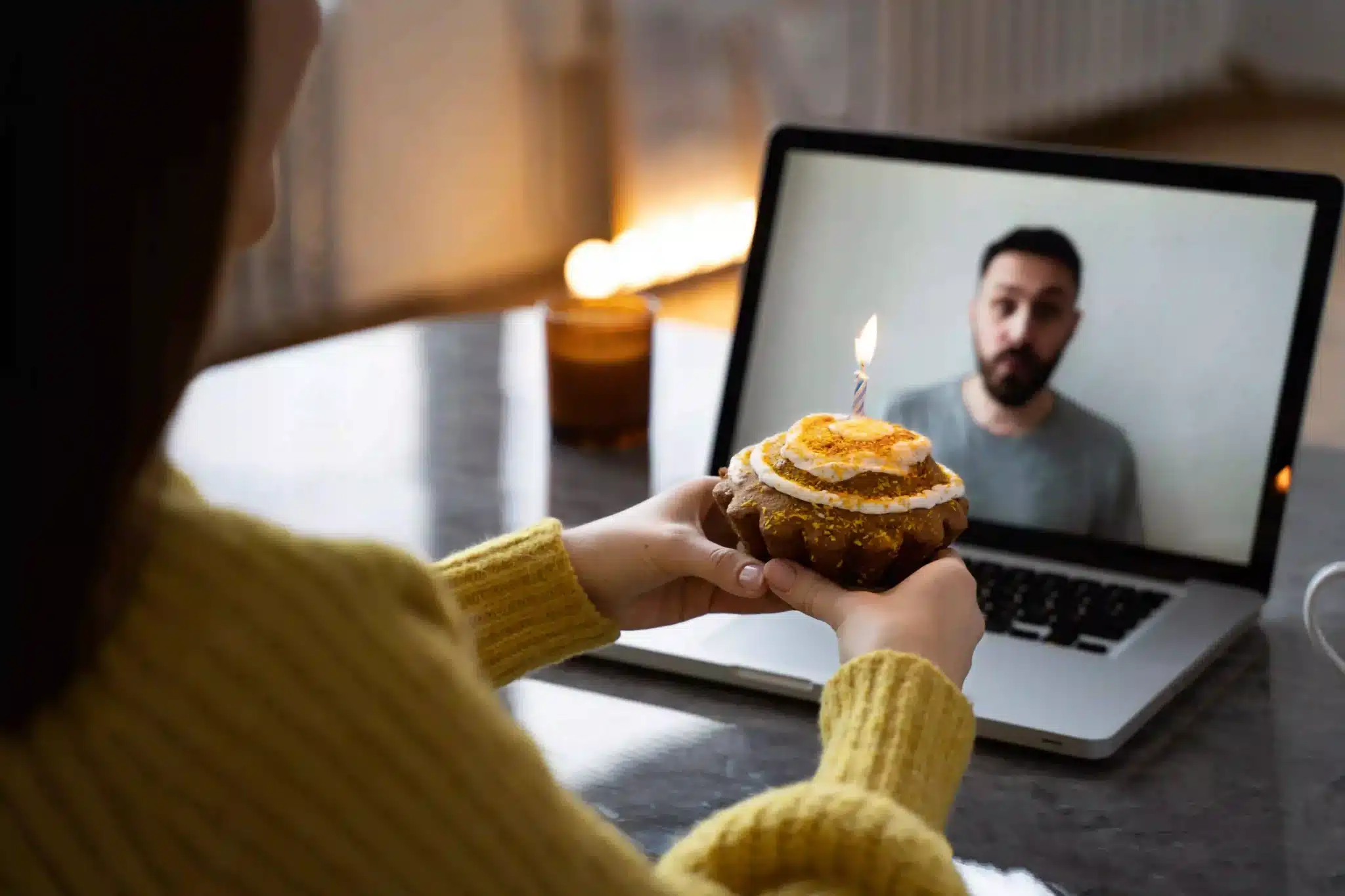 Familia haciendo una videollamada por WiFi desde casa